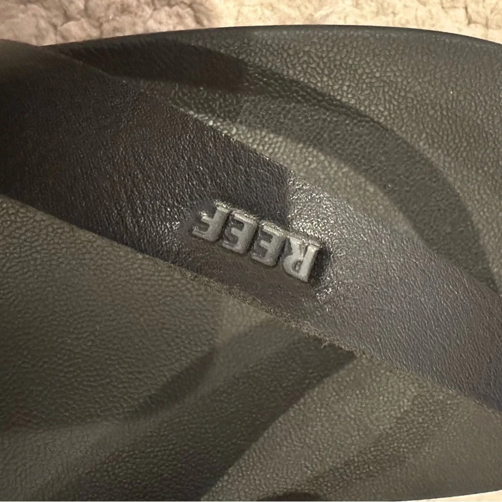Reef Cushion Court Black Sandals! The cutest little flip flop 🩴 and so comfy! - Picture 4 of 5